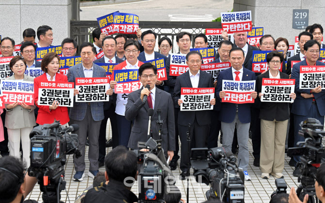 [포토]김문수 국민의힘 대선후보, 대법원 앞에서 민주당 규탄 발언