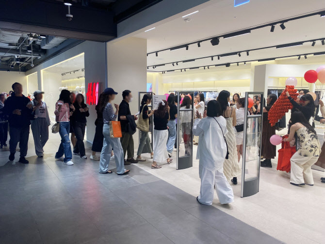 HDC아이파크몰, H&M 매장 개편…당일 1만명 몰려