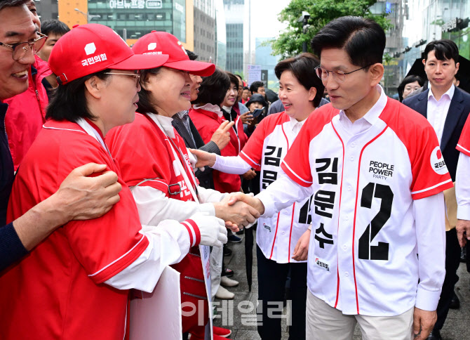 [포토]선거운동원과 악수하는 김문수