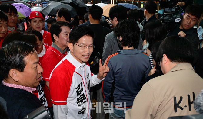 [포토]김문수, 시민들에게 기호2번 호소