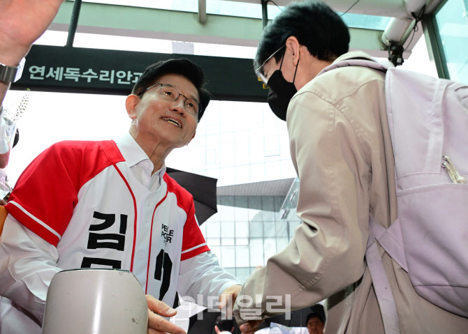 [포토]시민들과 인사 나누는 김문수 대선 후보