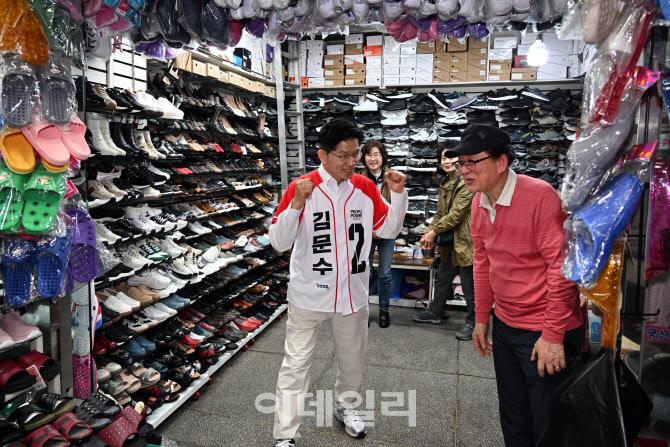 [포토]상인과 대화하는 김문수 대선 후보