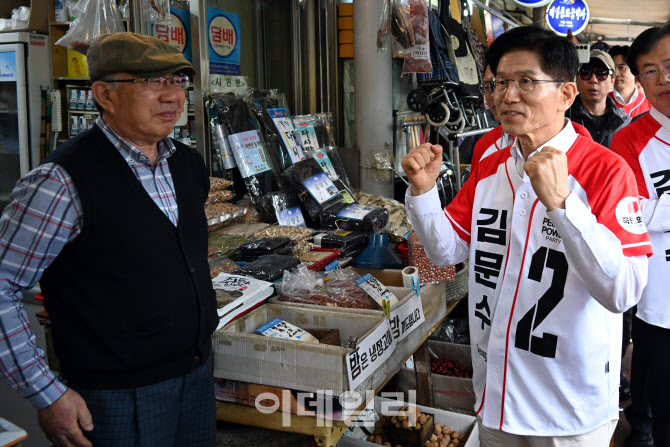 [포토]시장상인과 대화하는 김문수 대선 후보
