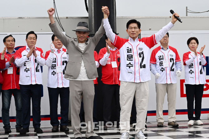 [포토]이래진 씨와 손 잡은 김문수 국민의힘 대선 후보