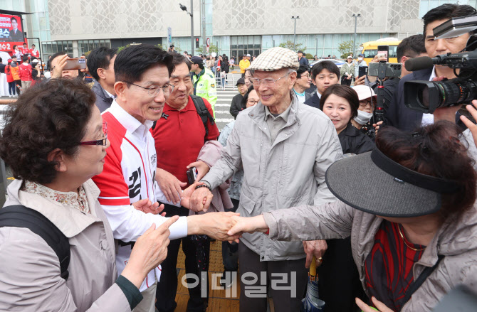 [포토]시민들과 인사 나누는 김문수