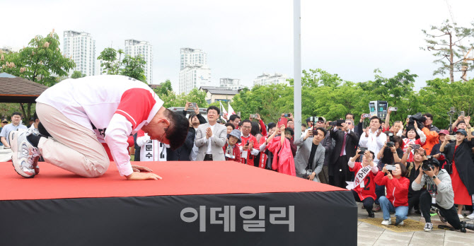 [포토]동탄 시민들에게 절하는 김문수 대선 후보