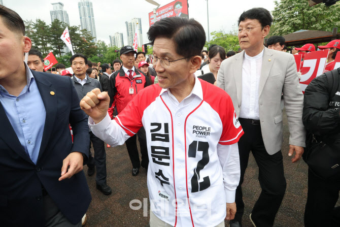 [포토]주먹 쥔 김문수 대선 후보