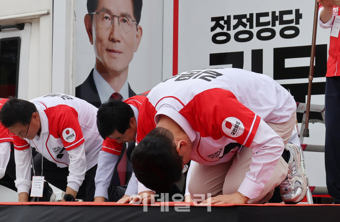 [포토]큰 절 하는 김문수 대선 후보