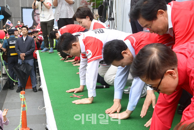 [포토]천안에서 큰절하는 김문수