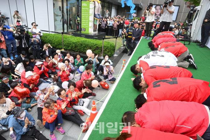 [포토]김문수, 천안에서 큰절