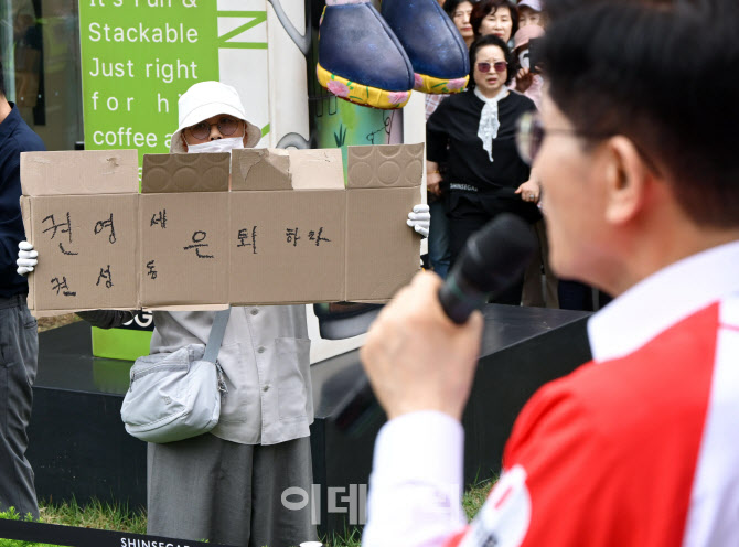 [포토]'권영세, 권성동 은퇴하라'