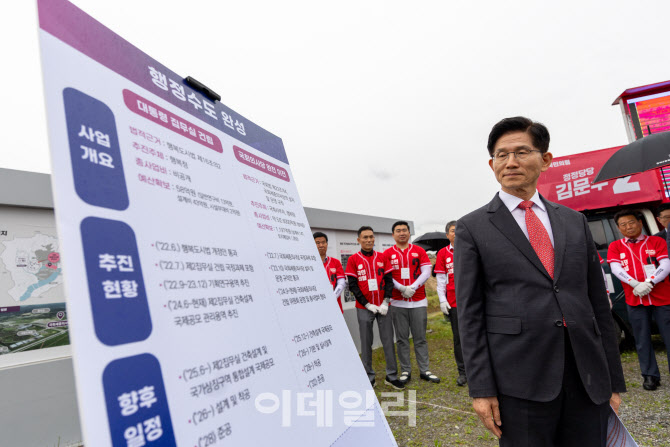 [포토]관계자 설명 듣는 김문수 대선 후보