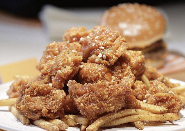 '치킨값 폭등하나'…정부, 브라질산 닭·계란 수입 전면 금지