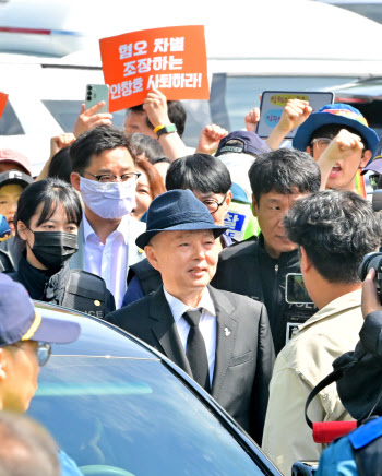 대통령 공석 속 치러진 5·18 기념식…김문수도 불참, 왜?