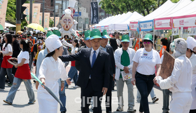[포토]제17회 성북세계음식축제 누리마실 살펴보는 이승로 성북구청장