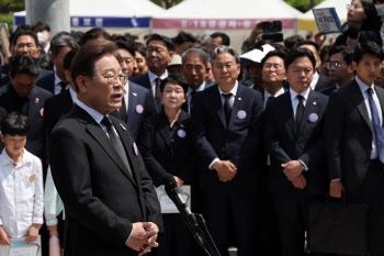 李 "대통령 권력 축소" 승부수…국힘 "임기단축 필요" 일축