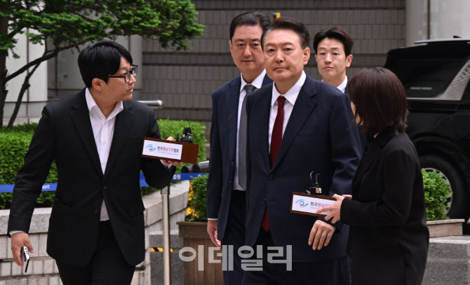 [포토]윤석열, '국민의힘 탈당...질문에 묵묵부답'