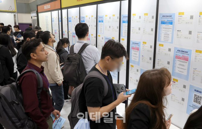 [포토]구직자들로 북적이는 일자리 박람회 '2025 글로벌 탤런트 페어'