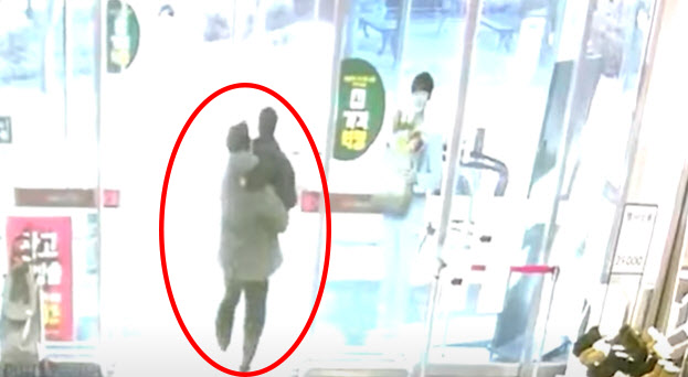 쉬는 날 아들 안고 추격전 벌인 경찰관…마트서 무슨 일