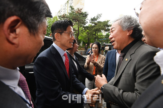 [포토]인사하는 김문수 국민의힘 대선후보-조강훈 한국예술문화단체총연합회 회장