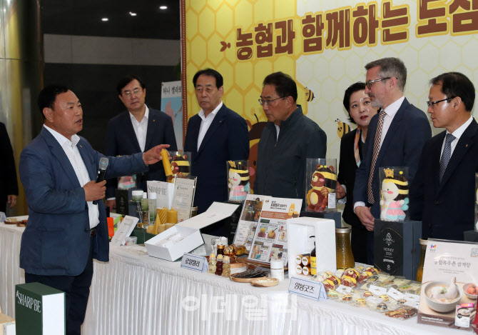 [포토] 꿀벌의 효능 설명하는 김용래 한국양봉농협조합장