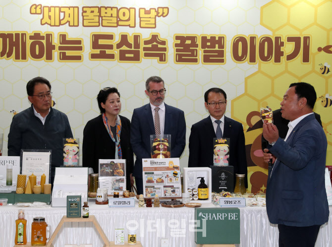 [포토] '꿀벌 이야기' 설명하는 김용래 한국양봉농협조합장