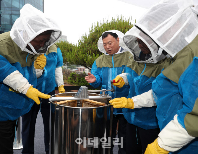 [포토] 벌꿀 채밀 설명