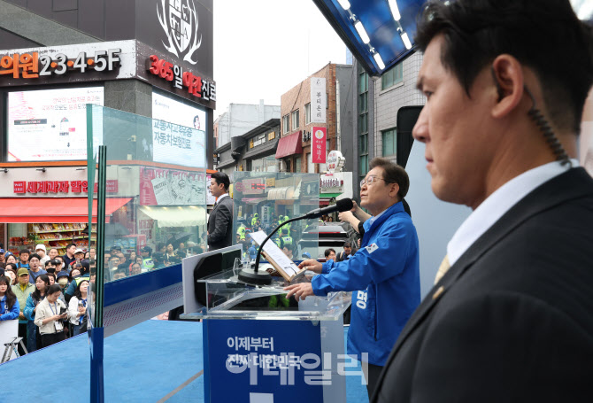 [포토]이재명, '재외국민 투표 시작...투표는 총알보다 강하다'
