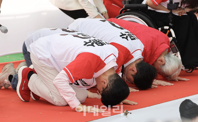 [포토]유권자에게 큰절하는 김문수 국민의힘 대선후보