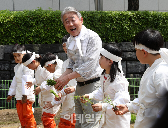 [포토] 농심 전하며 활짝웃는 강호동 농협 회장