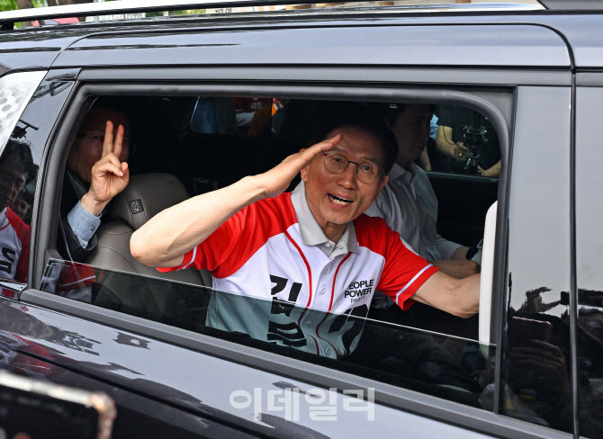 [포토]인사하는 김문수