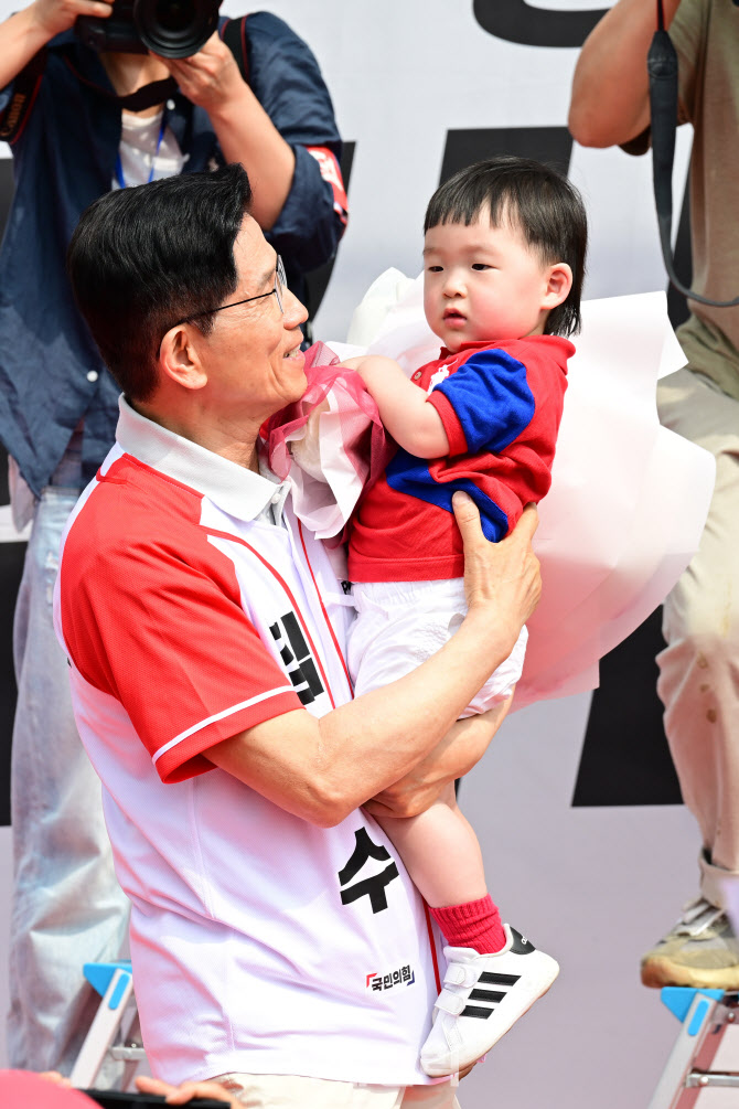 [포토]아이에게 꽃다발 전달받는 김문수 후보