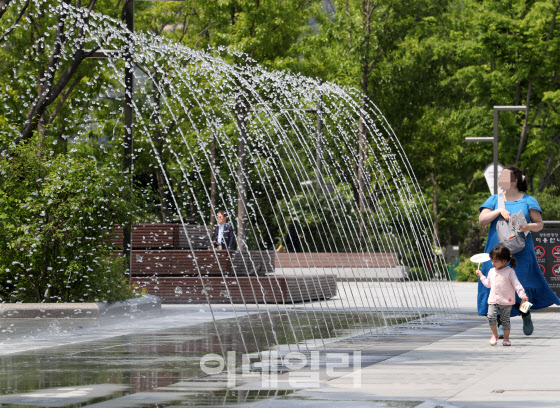 전국에 더위 식히는 봄비…"내일까지 평년보다 무더워"[내일날씨]