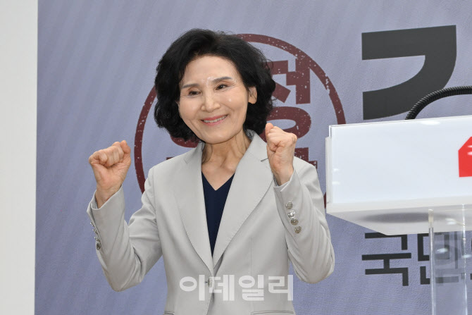 [포토]화이팅 외치는 김문수 국민의힘 대선후보 배우자 설난영 여사