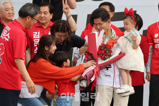 [포토]꽃다발 받는 김문수