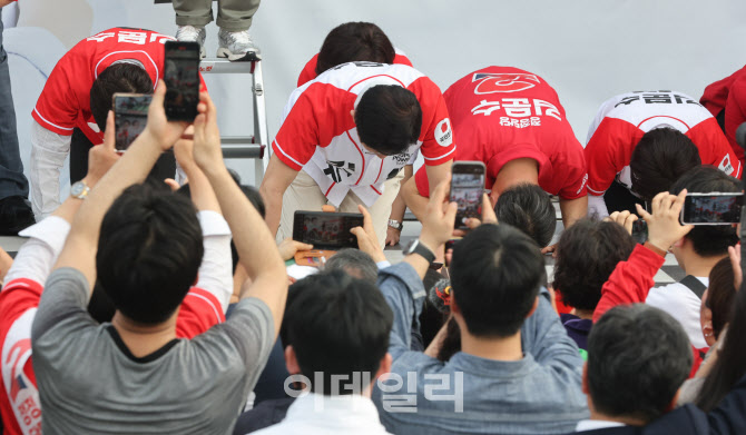 [포토]양주 찾아 절하는 김문수 국민의힘 대선 후보