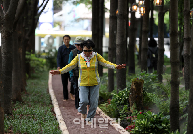 [포토] 맨발걷기 체험