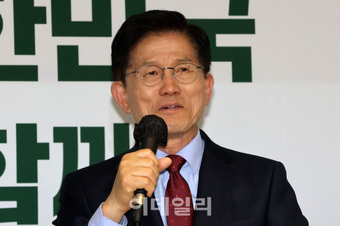 [포토]어머니 생각에 눈시울 붉어진 김문수
