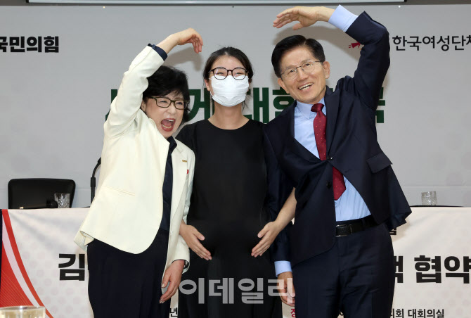 [포토]김문수 후보, 순산 기원하며 찰칵