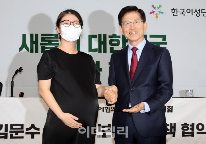 [포토]김문수 국민의힘 후보, 순산 기원하며 찰칵