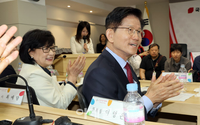 [포토]한국여성단체협의회 찾은 김문수 국민의힘 후보