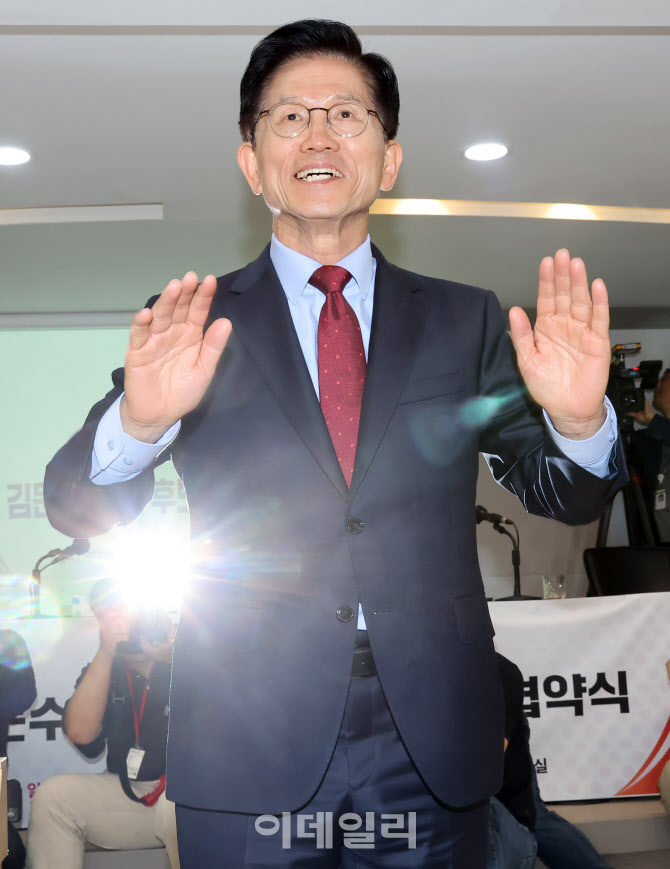 [포토]인사하는 김문수 국민의힘 후보
