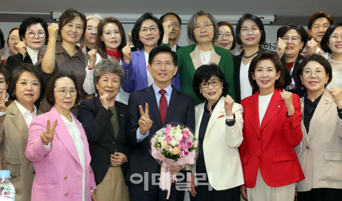 [포토]한국여성단체협의회 찾은 김문수 국민의힘 후보