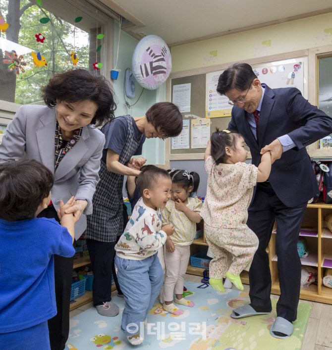 [포토]어린이들과 즐거운 시간 보내는 김문수 후보 내외