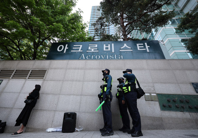 檢, 김건희 ‘샤넬백’ 수사 속도…수행비서 주말 재소환