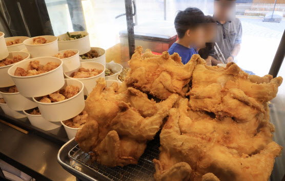 브라질 AI에 닭고기 수입금지…치킨값 더 올라 '물가 복병' 되나