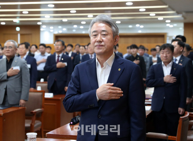 [포토] 국민의례하는 강호동 농협회장