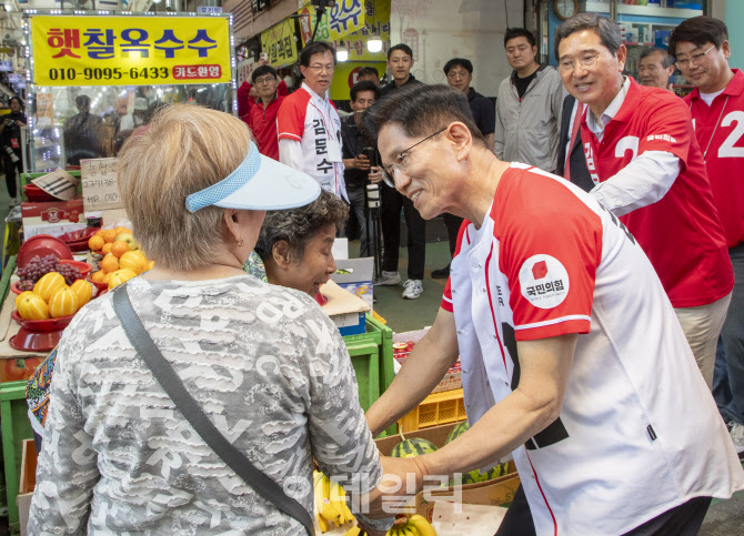[포토]시장 상인들 손 잡고 지지호소하는 김문수 국민의힘 대선후보