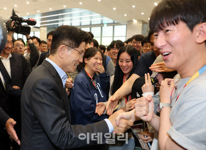 [포토]삼성전자 직원들과 인사 나누는 김문수