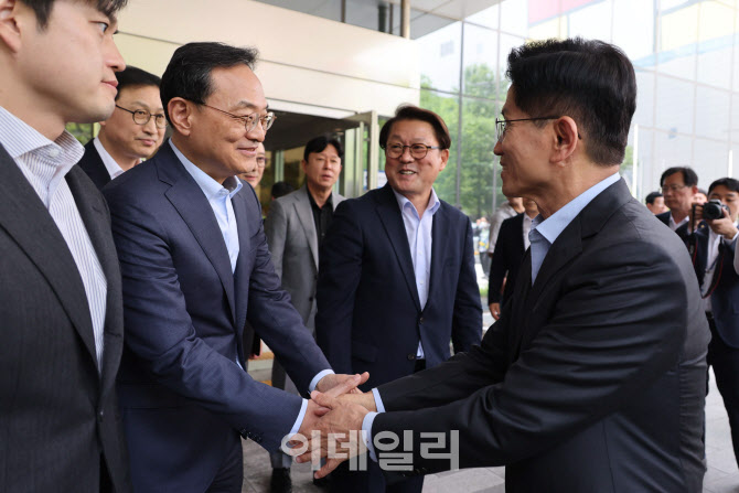 [포토]인사 나누는 김문수 국민의힘 대선후보-김완표 삼성글로벌리서치 사장